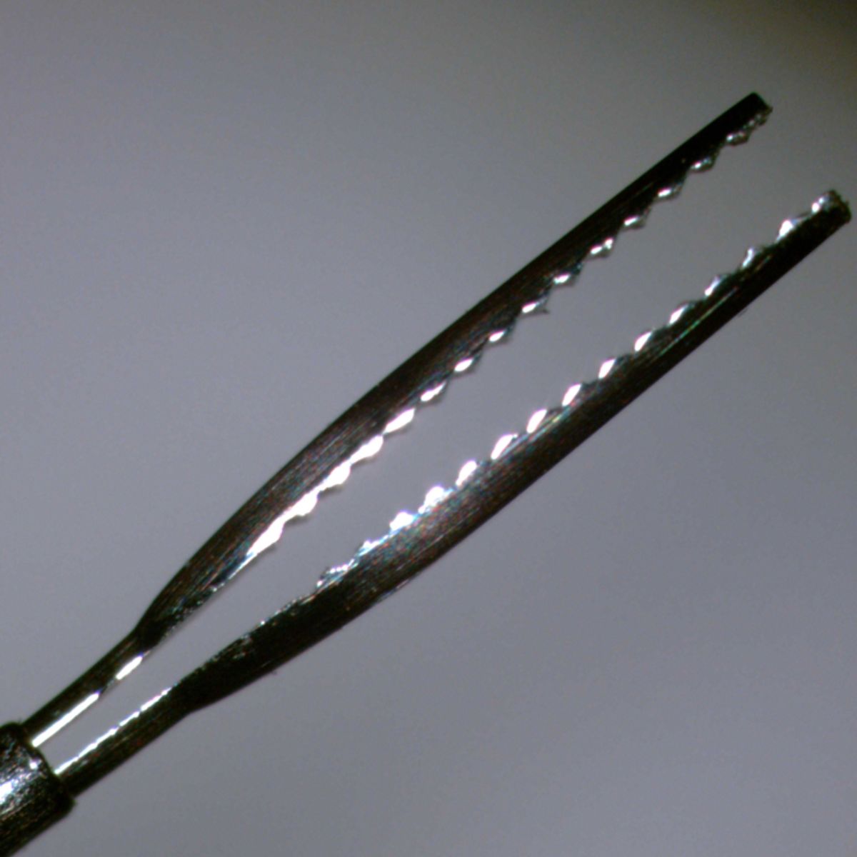 Pinza retinal retráctil con mandíbulas de 25G desechable